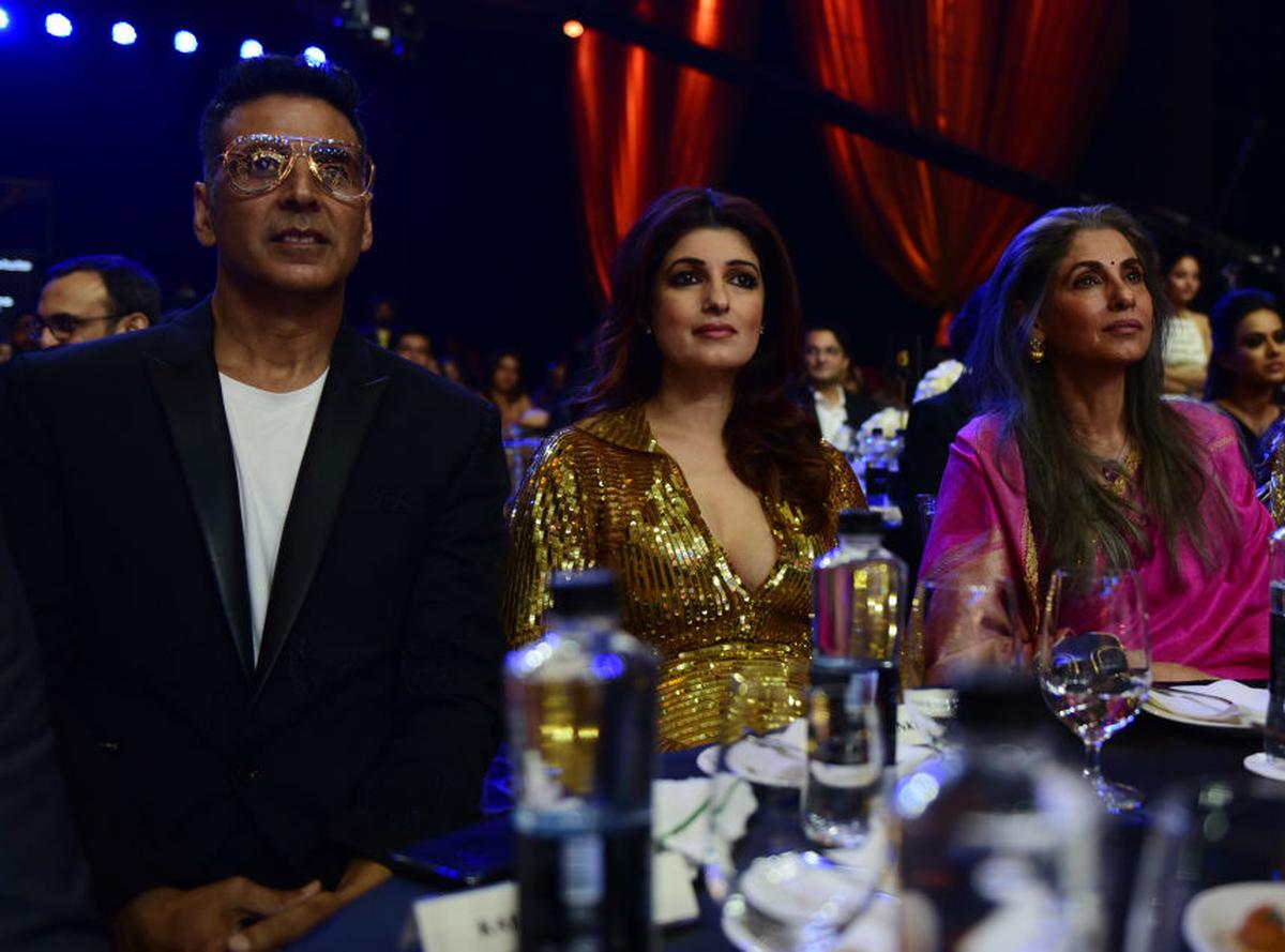 ट्विंकल खन्ना (बीच में) अपने पति, अभिनेता अक्षय कुमार (बाएं) और मां, अभिनेता डिंपल कपाड़िया के साथ।