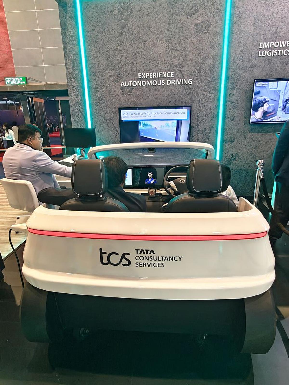 भारत एआई प्रभाव शिखर सम्मेलन में आगंतुक।