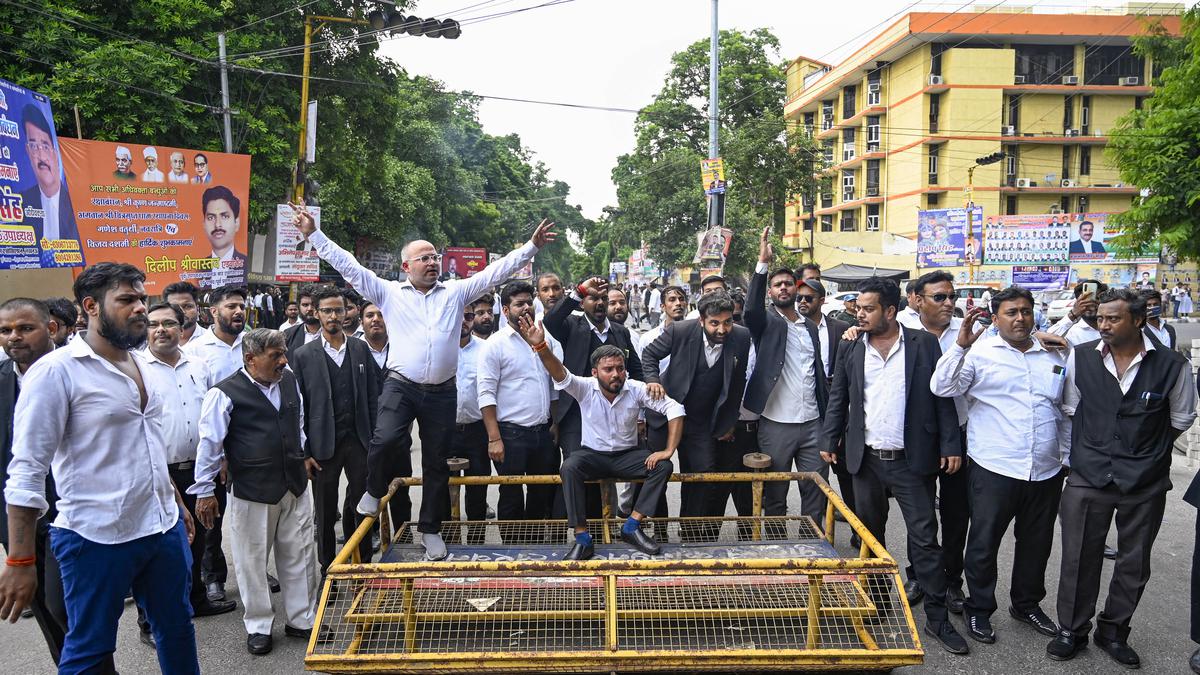 U.P. orders probe over lathi charge on lawyers in Hapur; Bar council demands action