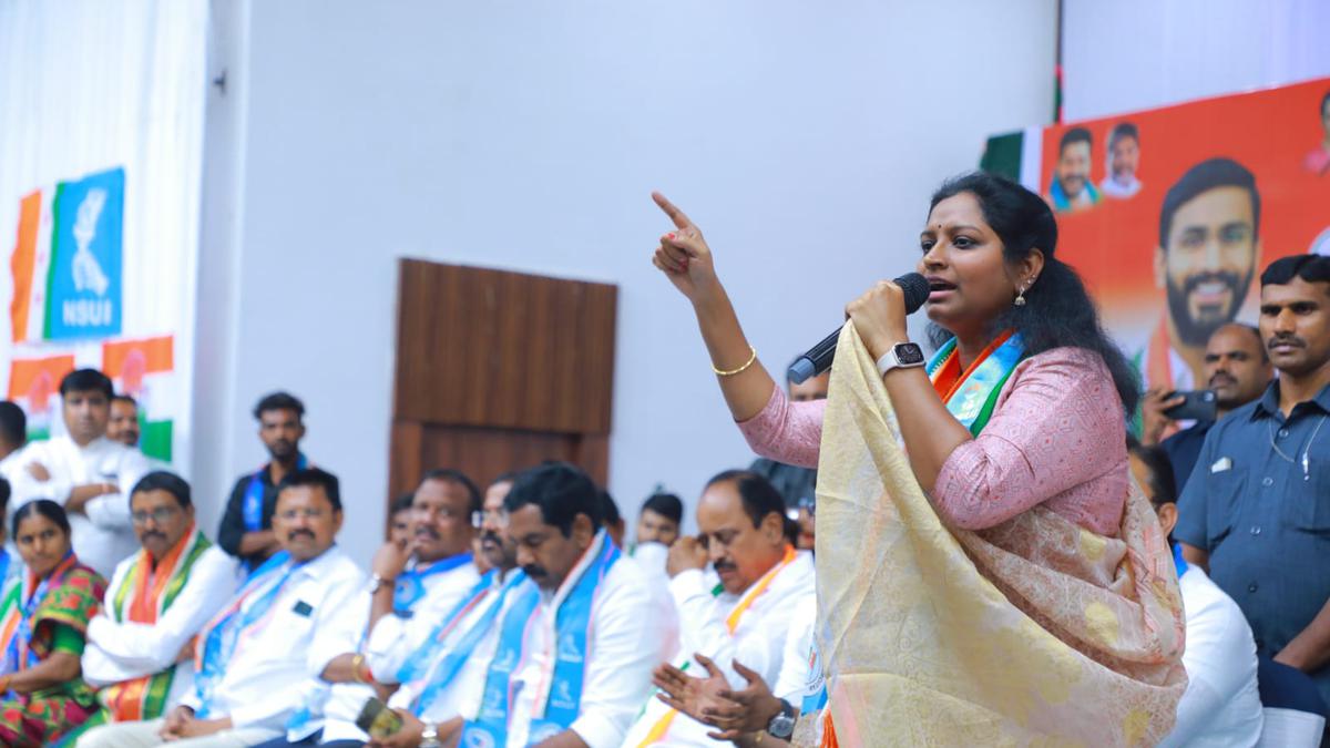 Warangal Cong candidate Kavya calls on people to end Modi regime