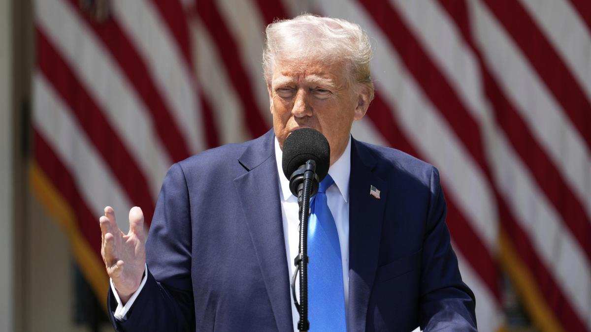 https://th-i.thgim.com/public/incoming/527llg/article69522736.ece/alternates/LANDSCAPE_1200/Trump_34181.jpg