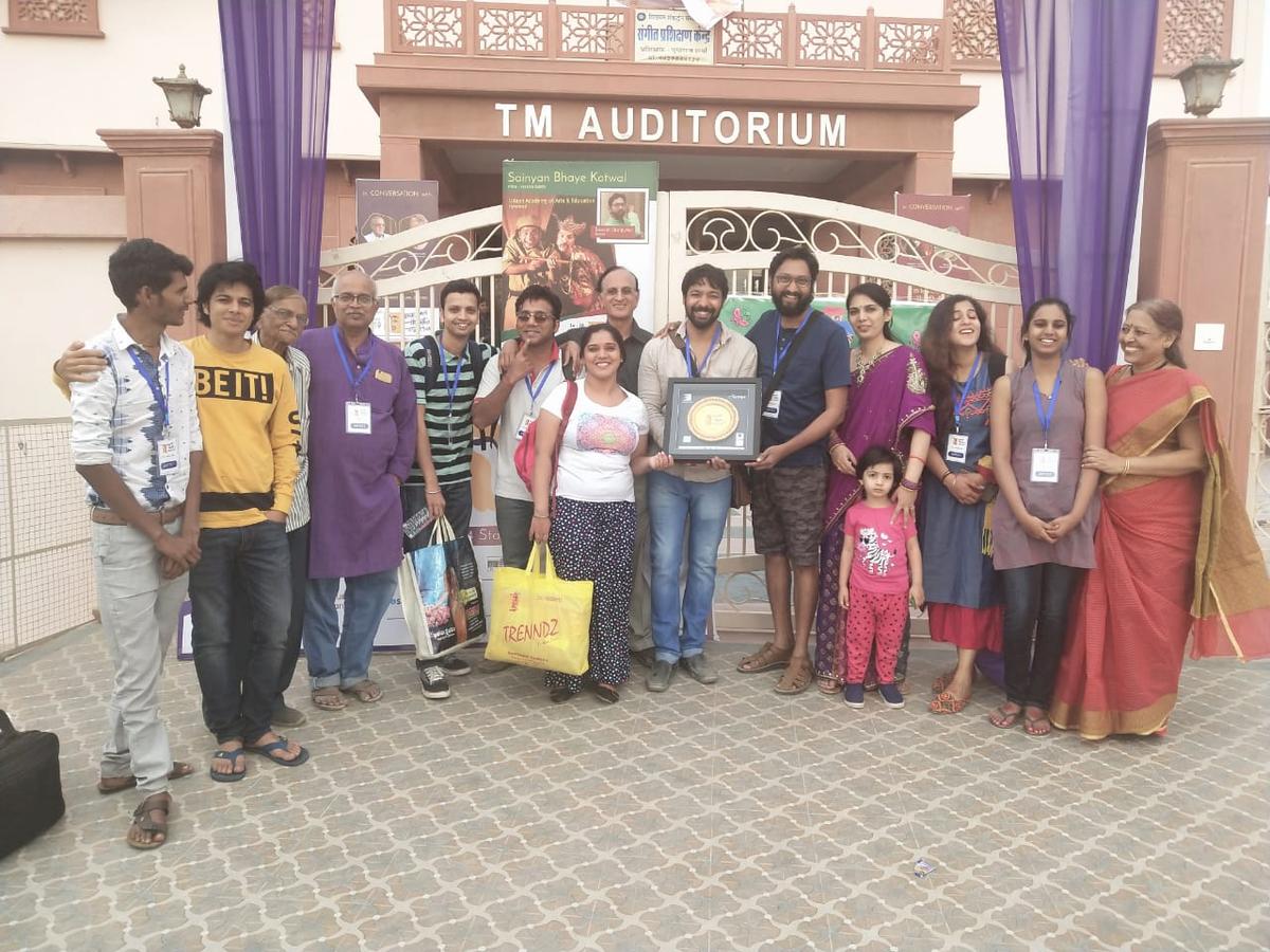 'Sayan Bhai Kotwal' team at Bikner Theater Festival; His wife Amrut and daughter to his left