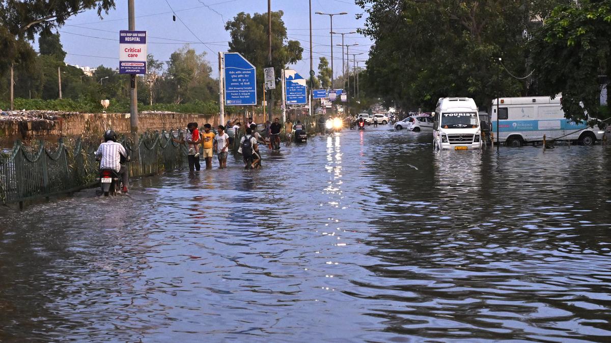 https://th-i.thgim.com/public/incoming/52psky/article70015162.ece/alternates/LANDSCAPE_1200/58_Water_Logged_04_09_Delhi.jpg