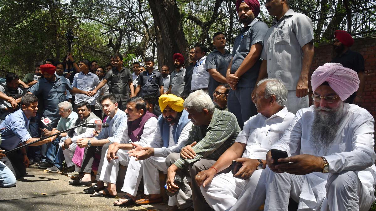 AAP comes all out to protest Kejriwal’s questioning by CBI; over 1,000 detained