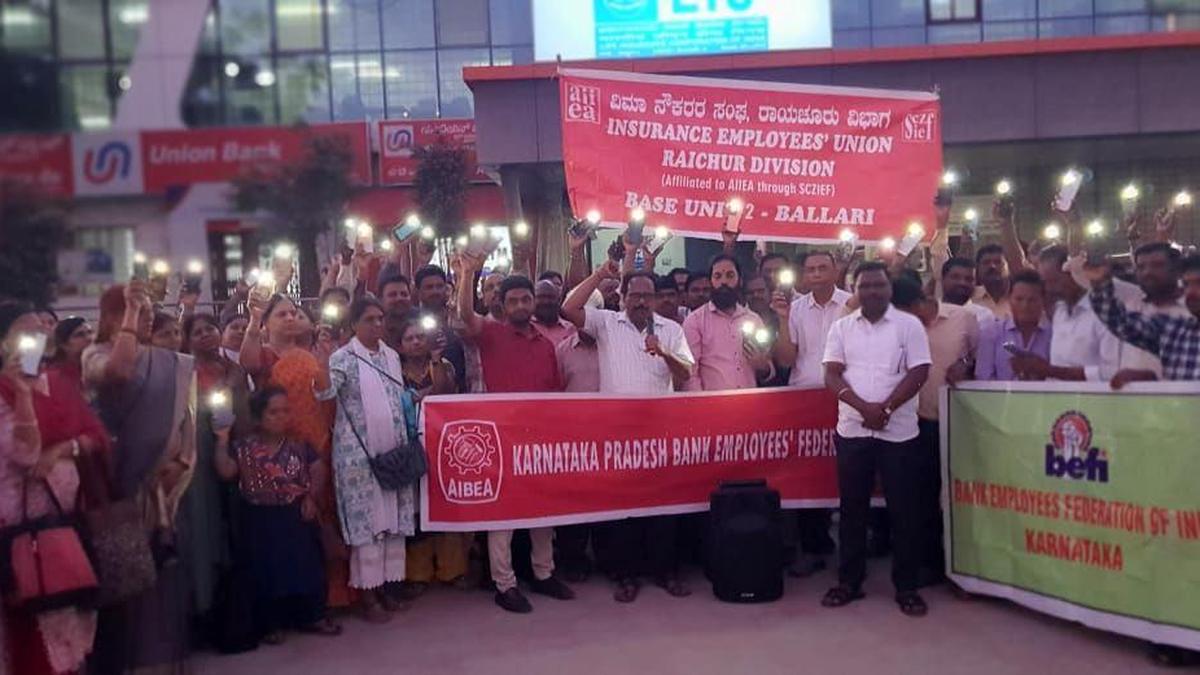 Employee unions stage protest in Ballari against 100% FDI in insurance