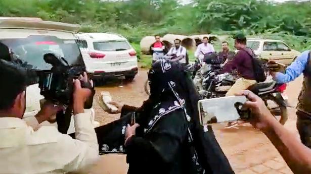 Irate over leaders not visiting victims of communal clash, woman throws money offered by Siddaramaiah