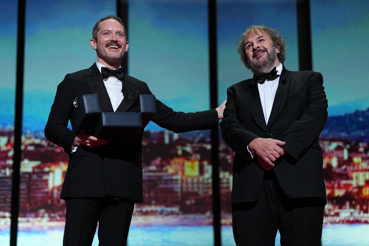 Elijah Wood, a sinistra, e il regista Peter Jackson, destinatario della Palma d'Oro onoraria, posano per i fotografi durante la cerimonia di apertura del 79esimo festival cinematografico internazionale, Cannes, Francia meridionale, martedì 12 maggio 2026