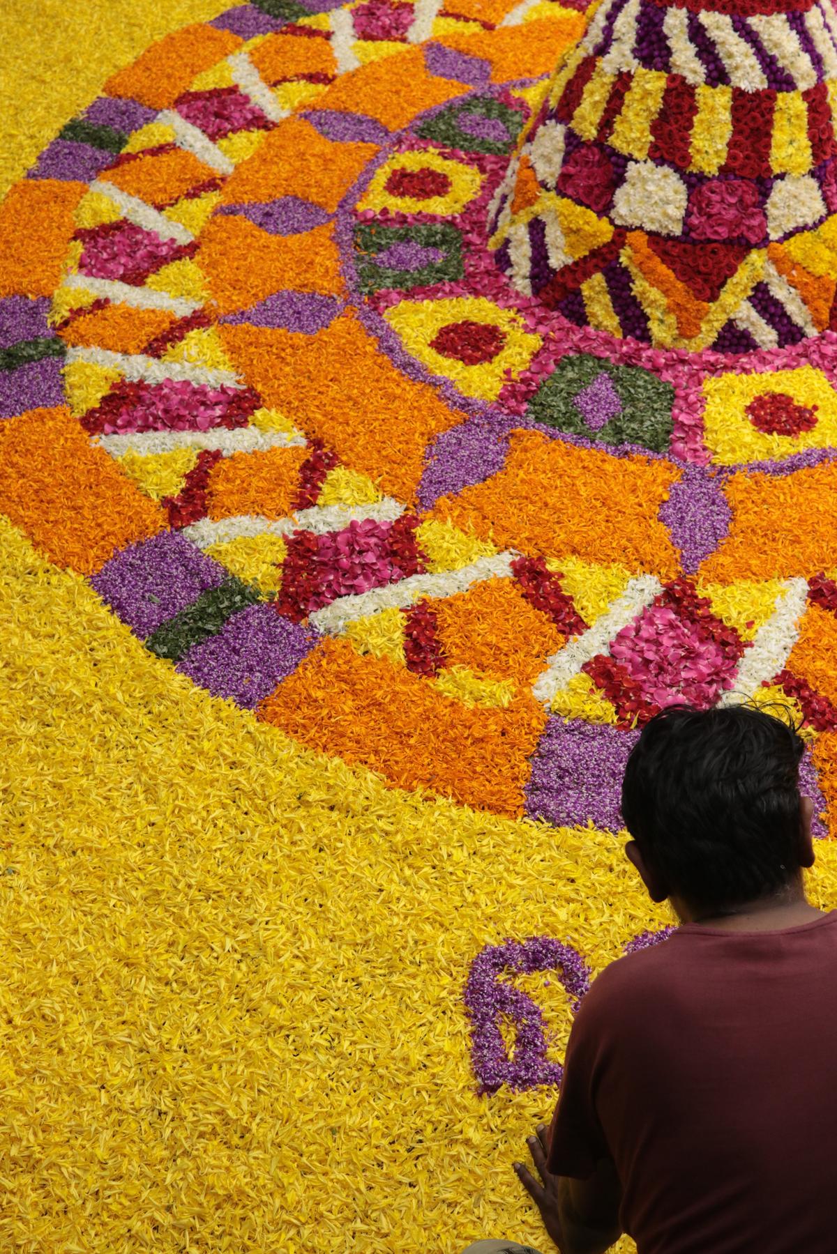 Pookkalam being laid at Poozhikkunnu in Thiruvananthapuram Pookkalam being laid at Poozhikkunnu in Thiruvananthapuram