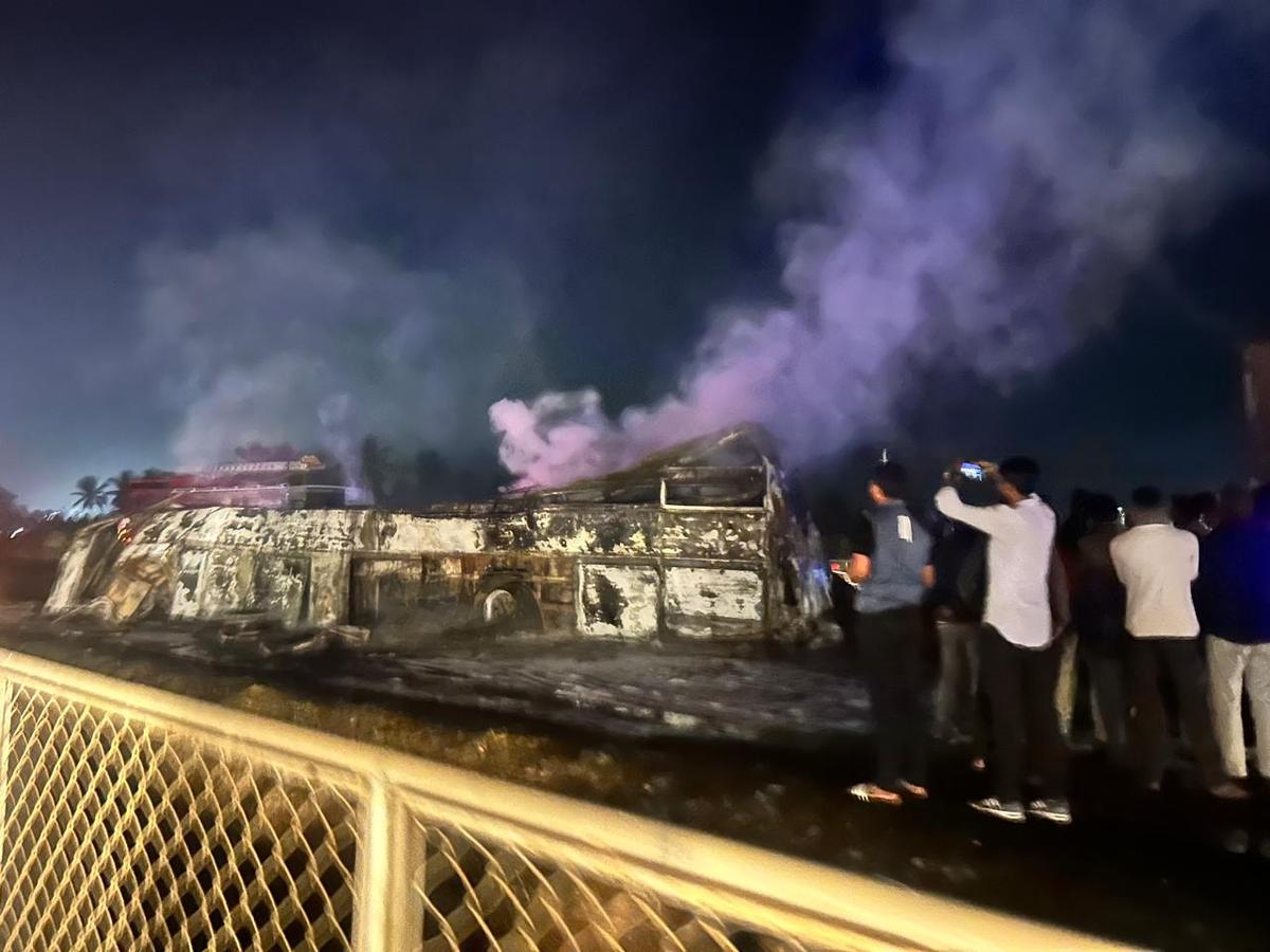 Um ônibus luxuoso pegou fogo, matando 11 pessoas após uma colisão com um caminhão em Hiriyur, Karnataka, na quinta-feira. 