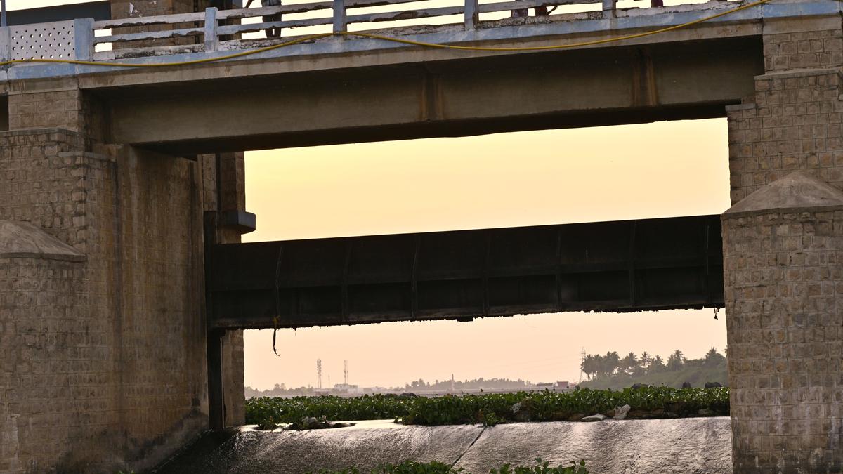 Corroded shutters make Viraghanoor Regulator less useful for farmers