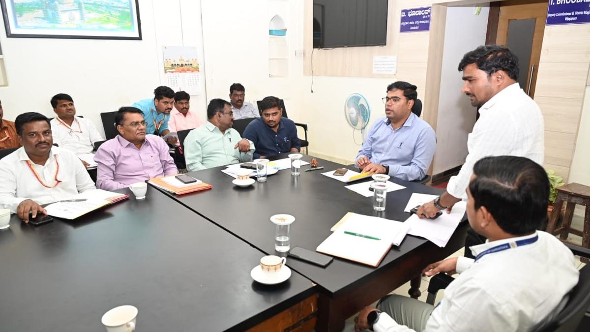Organise health camps for urban local bodies staff, Vijayapura officials told