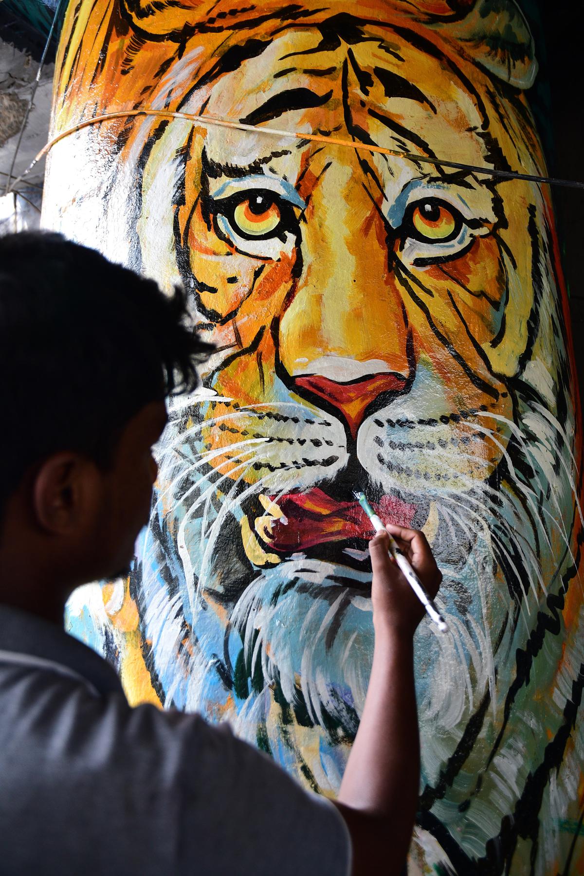 Paintings based on nature and wildlife at Avanashi Road Underpass 