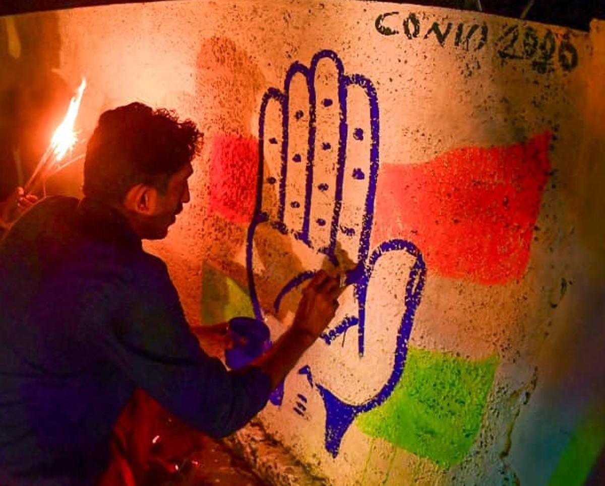 A UDF worker drawing a graffiti at Edakkad in Kozhikode city. 