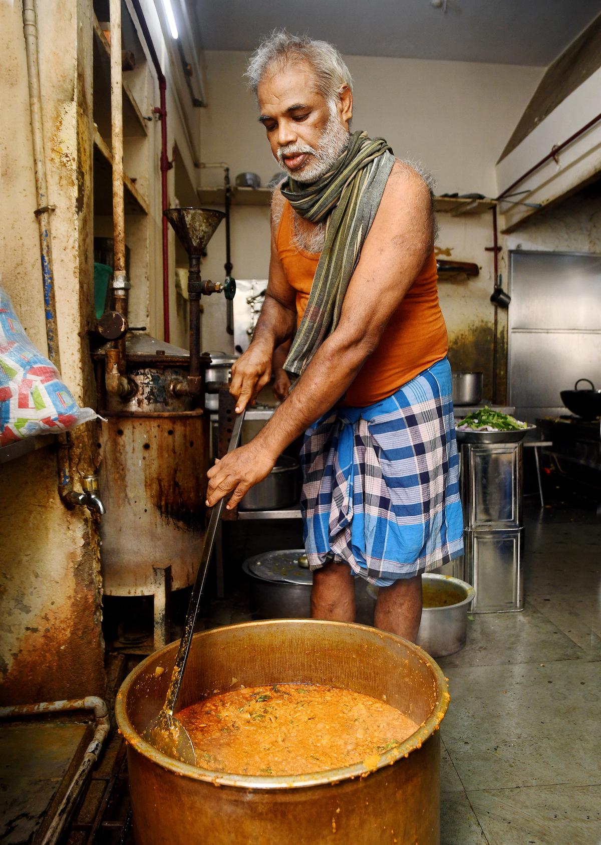 Vada curry being prepared at Mari Hotel, Saidapet.