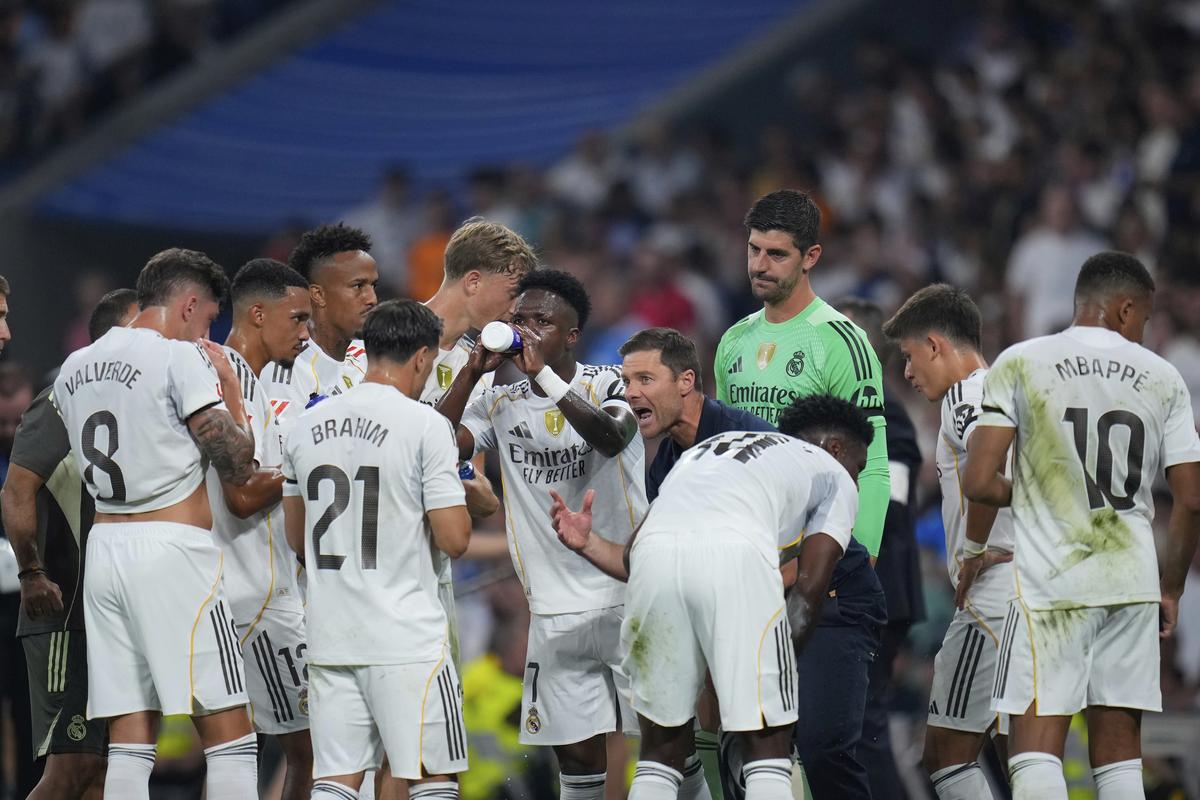 Real Madrid’s head coach Xabi Alonso talks to the players during the La Liga soccer match between Real Madrid and Osasuna in Madrid, Spain