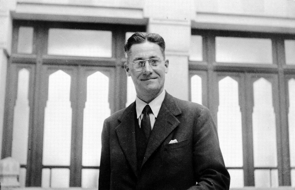 Howard Florey, ahead of a lecture on penicillin. Howard Florey, ahead of a lecture on penicillin.