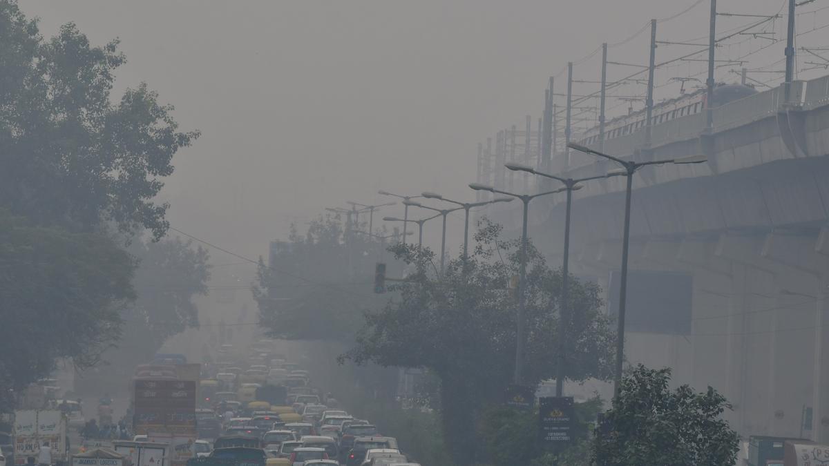Foggy morning in Delhi, visibility drops to 400 metres