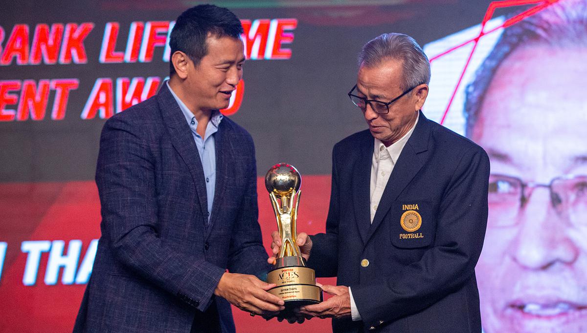 Shyam Thapa receives his trophy from former India football skipper Bhaichung Bhutia. 