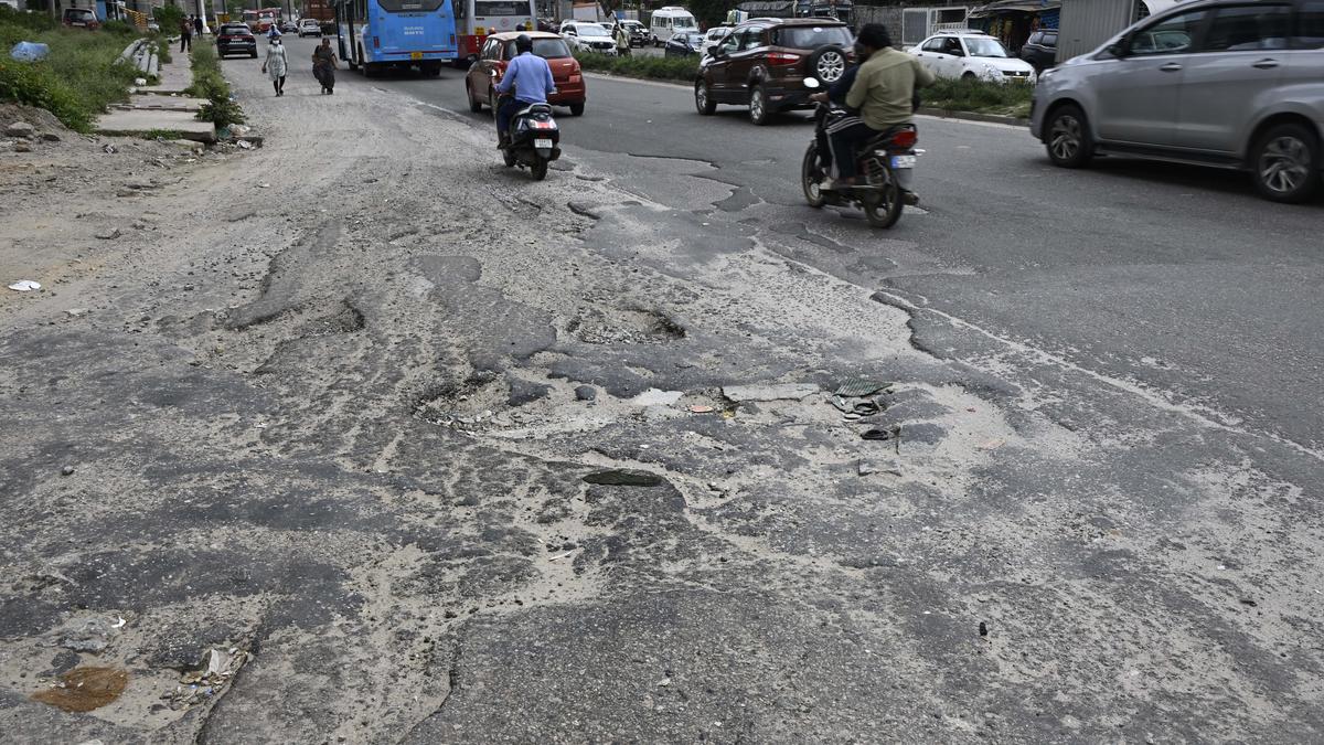 DKS sets 15-day deadline to fix Bengaluru’s pothole problem