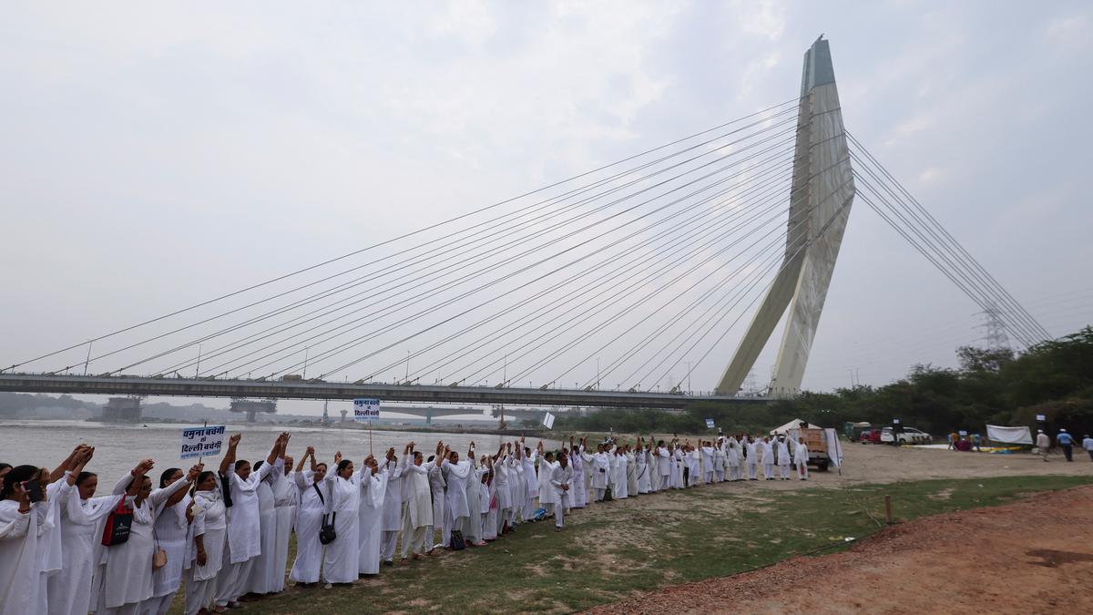 People form human chain along Yamuna to save river from heavy pollution