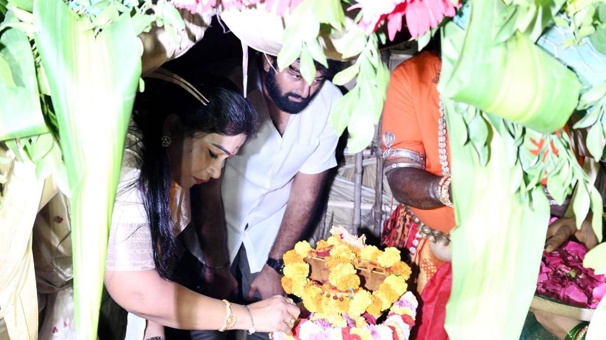 Home Minister offers prayers at ‘Padamara Veedhi Ganganamma Jatara’ in Eluru