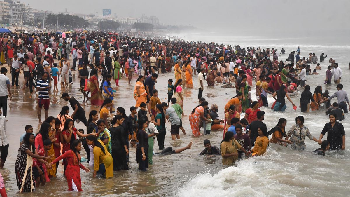 Thousands take holy dip on culmination of Maha Sivaratri celebrations in Visakhapatnam