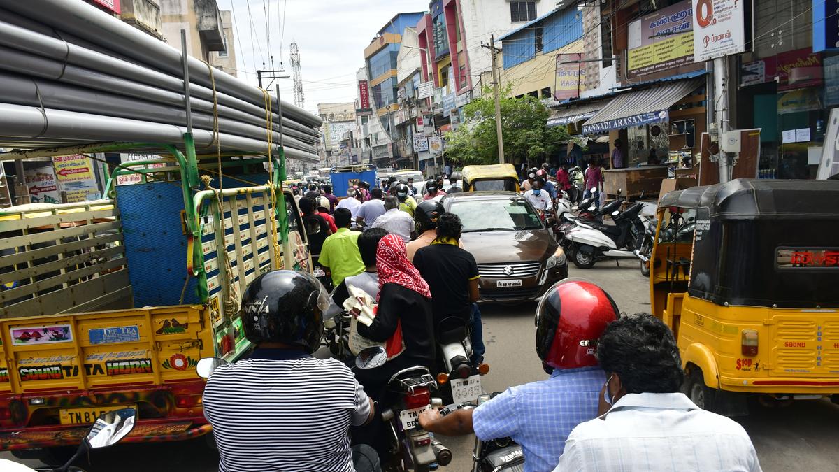 Traders, motorists urge Tiruchi Corporation to speed up UGD work on Madurai Road