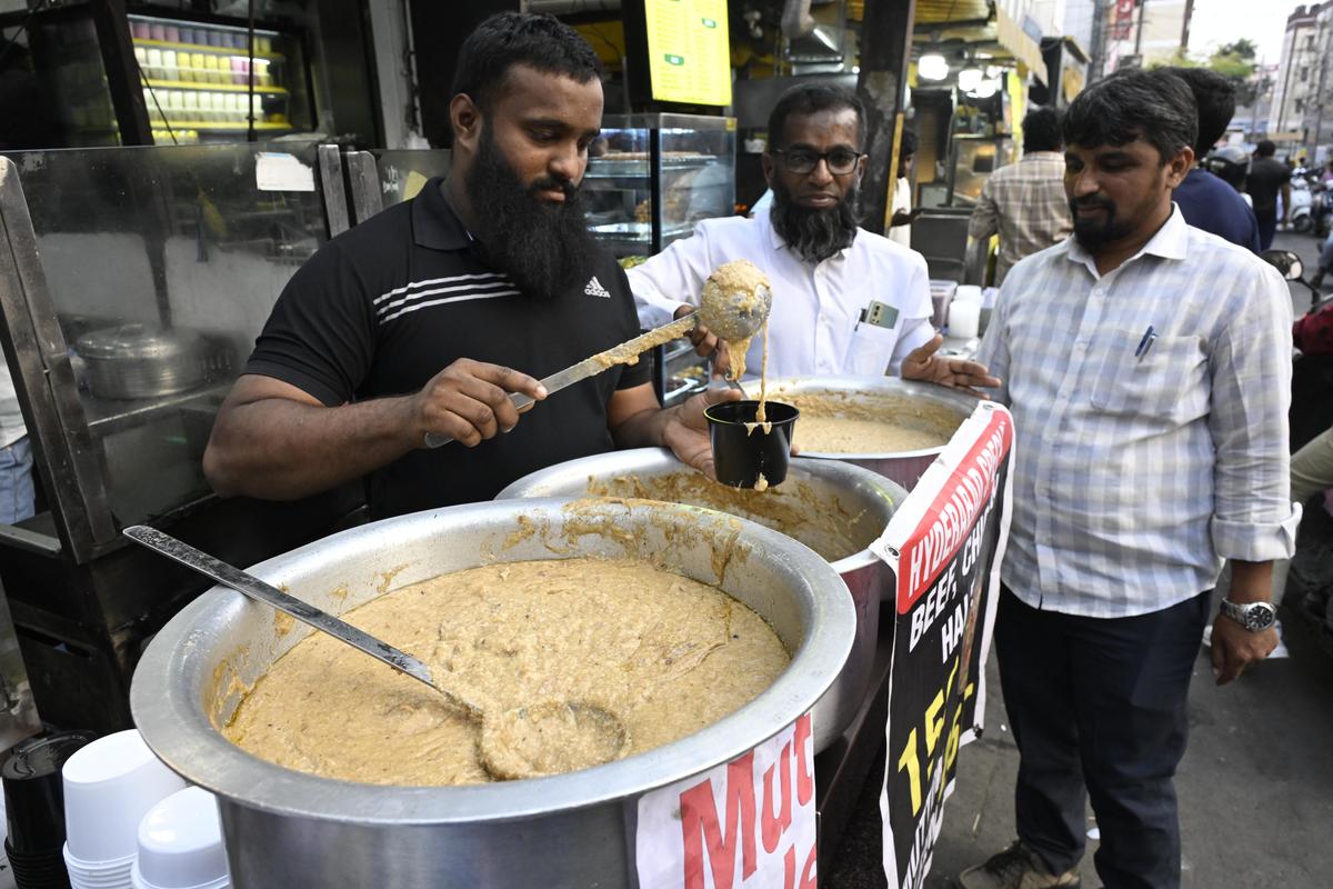 कोयंबटूर के कोट्टईमेडु में ईश्वरन कोविल स्ट्रीट पर इफ्तार के लिए मटन, चिकन और बीफ हलीम बेचा जाता है। हलीम को बनाने में आठ घंटे से अधिक का समय लगता है, इस दौरान मांस को लकड़ी की आग पर धीमी गति से पकाया जाता है।  