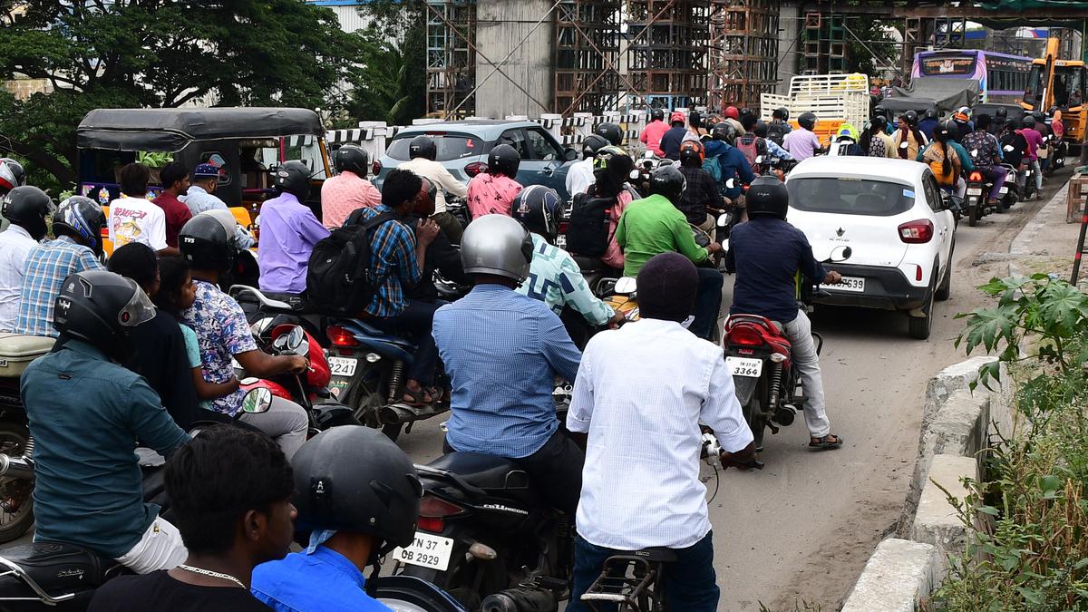 Ukkadam - Athupalam road in Coimbatore witnesses heavy traffic snarl ...