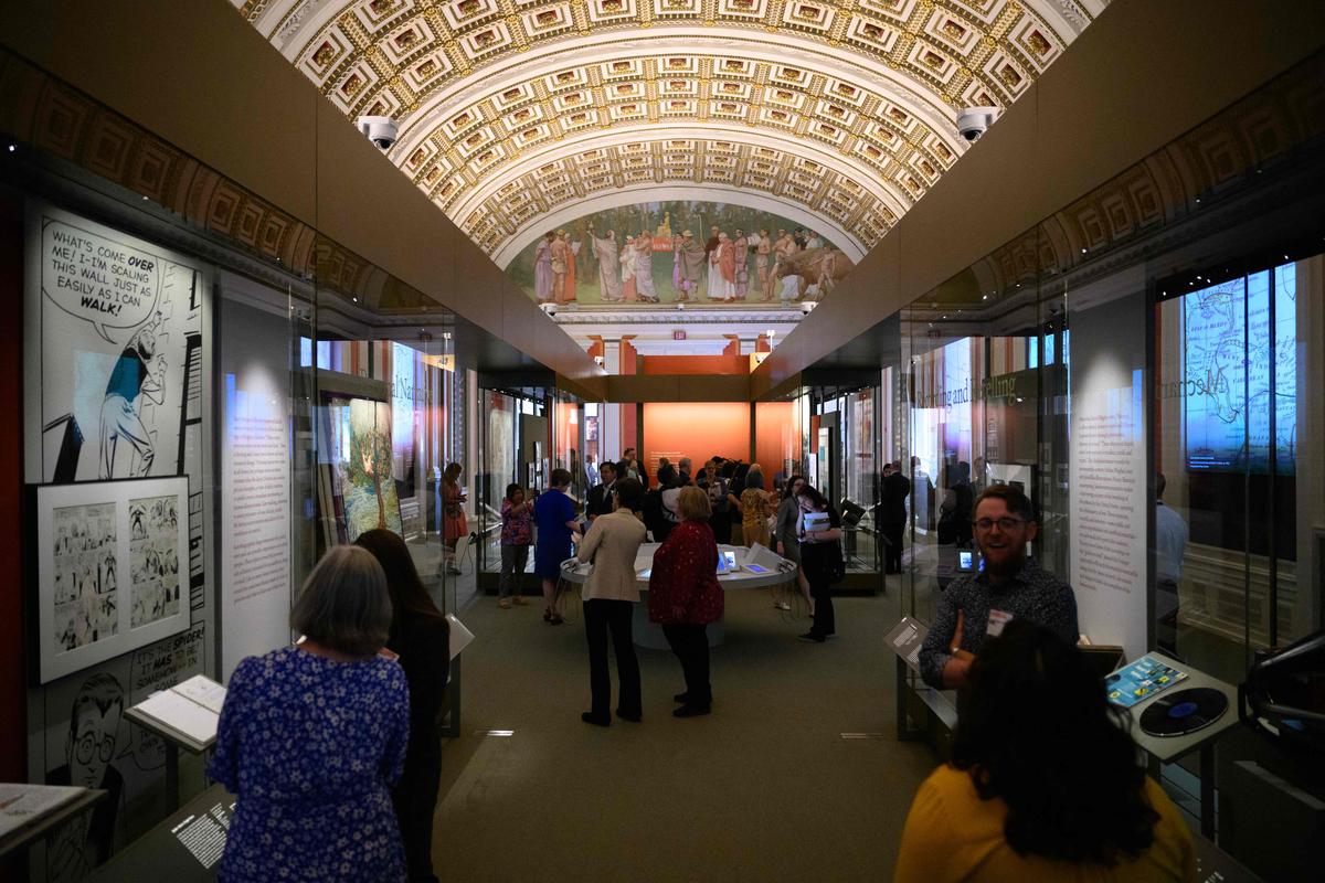 Starting this week, the exhibition “Collecting memories” shows to the public more than 120 of these “treasures”.