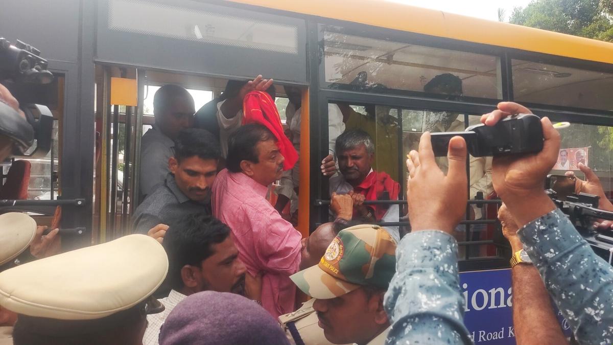 Police foil KPRS attempt to gherao Chief Minister in Kalaburagi