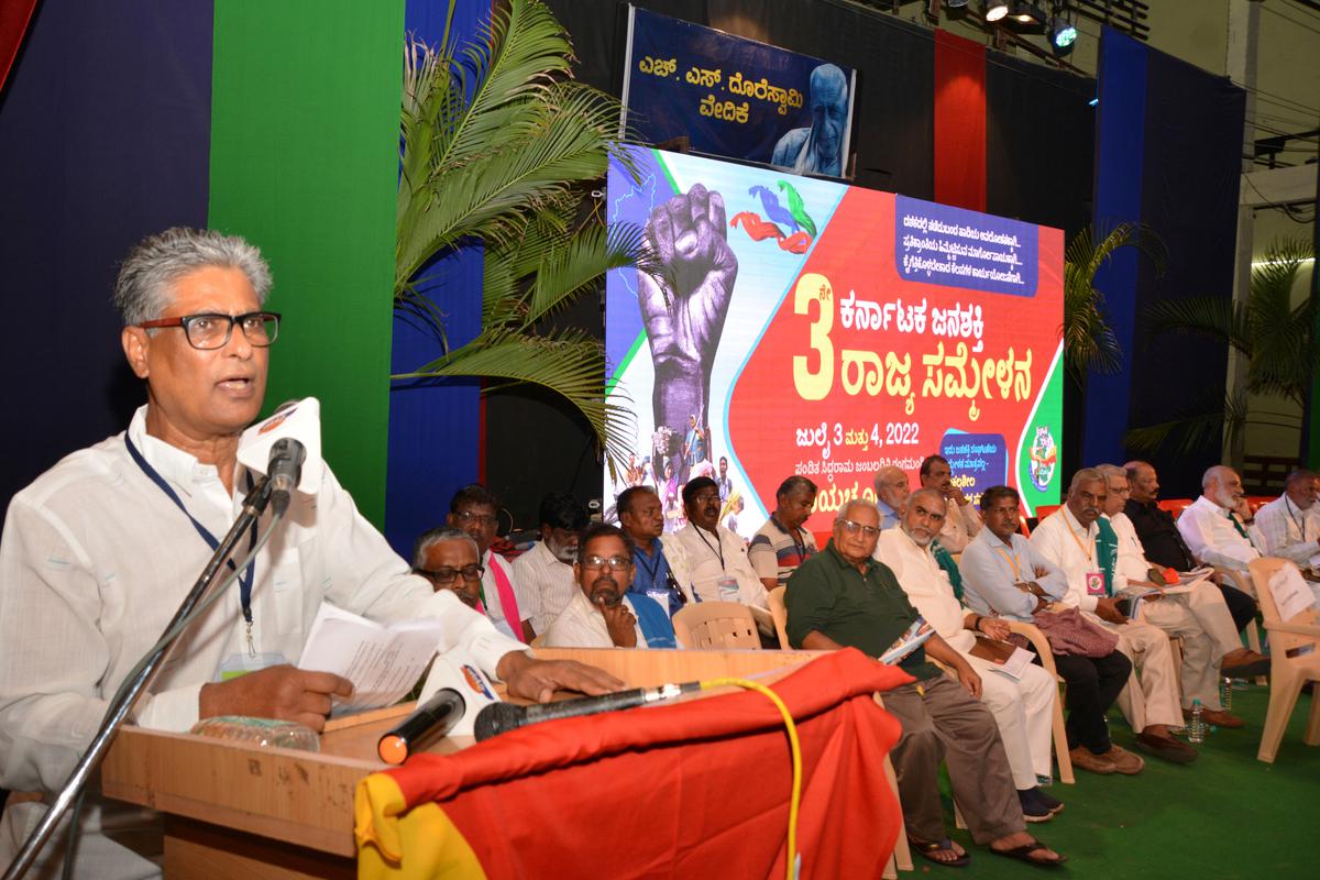 Writer Rahamat Tarikere delivering inaugural address at Third State Conference of Karnataka Janashakti in Raichur on Sunday.