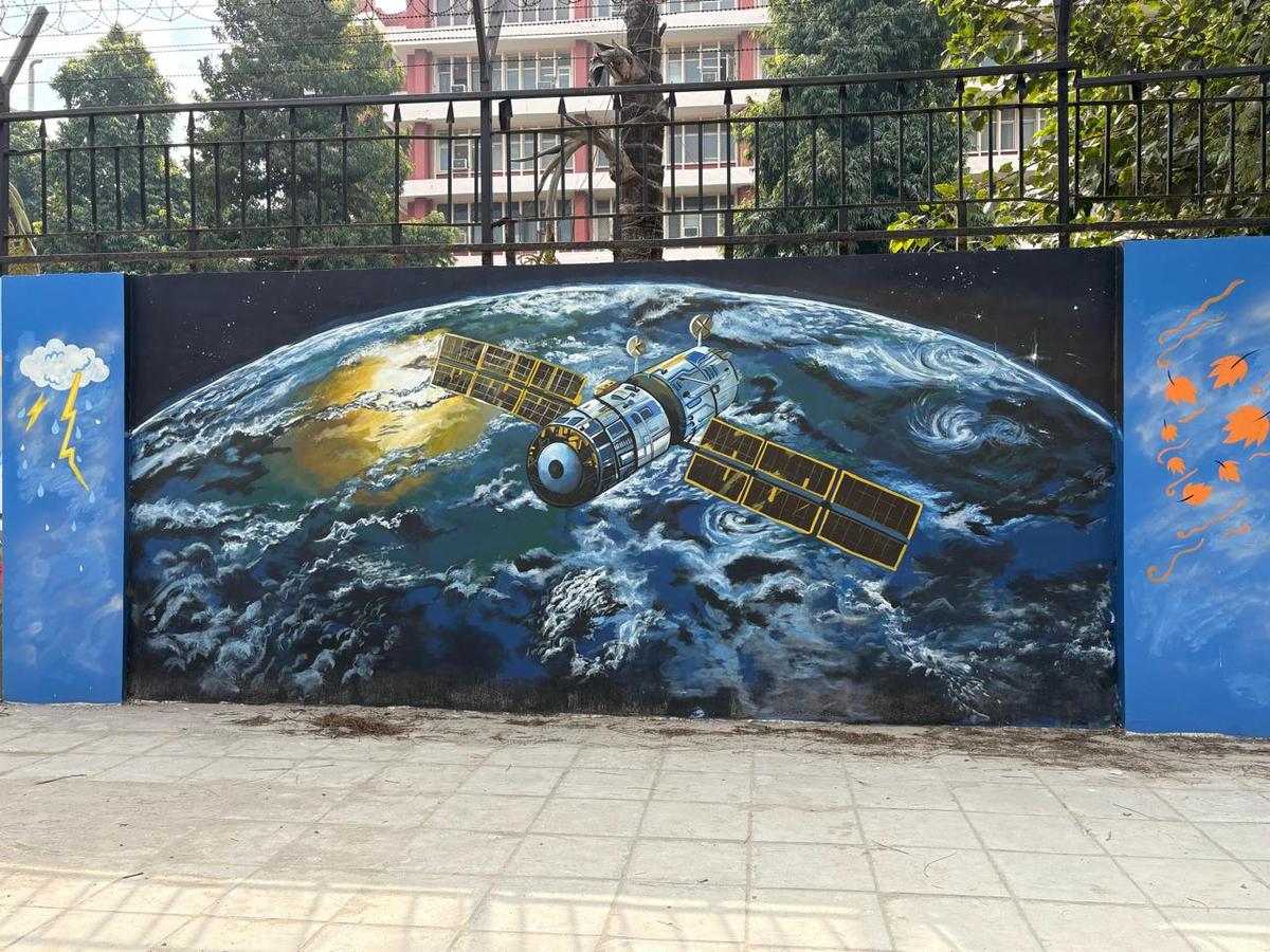 लोधी रोड पर मौसम भवन पर दिल्ली स्ट्रीट आर्ट द्वारा किया गया भित्ति चित्र। लोधी रोड पर मौसम भवन पर दिल्ली स्ट्रीट आर्ट द्वारा किया गया भित्ति चित्र।
