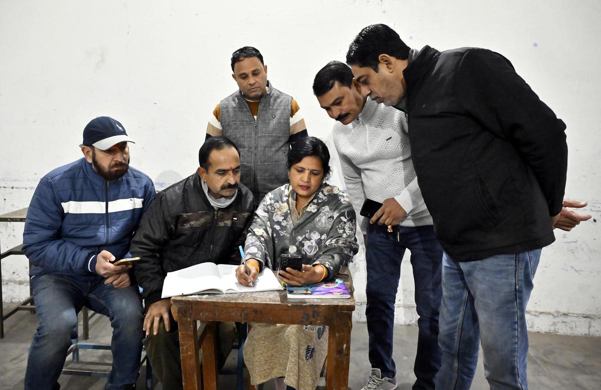 BLO Amita Gupta com trabalhadores políticos BLA 2, Ajay Khatana, Gaurav Rastogi, presidente do estande nº 448, Rajiv Sharma e Jasvir Singh Mogha, no Satyug Ashram Model Inter College na área de Mangal Nagar, no distrito de Saharanpur, no estado de Uttar Pradesh, em 7 de janeiro de 2026. 