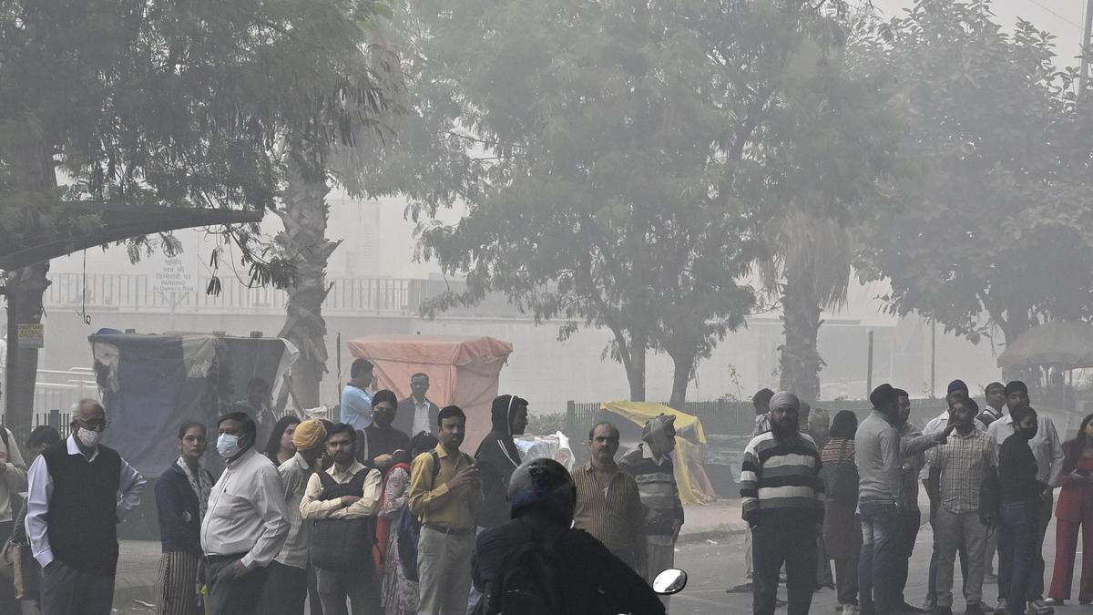 https://th-i.thgim.com/public/incoming/5c0f81/article68884521.ece/alternates/LANDSCAPE_1200/14_Smog_18_11_Delhi.jpg