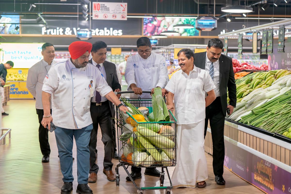 Pazhayidom Mohanan Namboothiry (second from right) with chefs and officials of Lulu group in the UAE