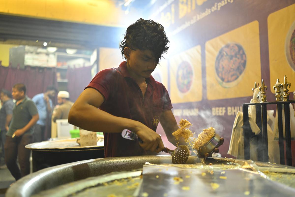 O Hotel Bilal Biryani é famoso por seu paya de carne e shawarma de carne bovina. 