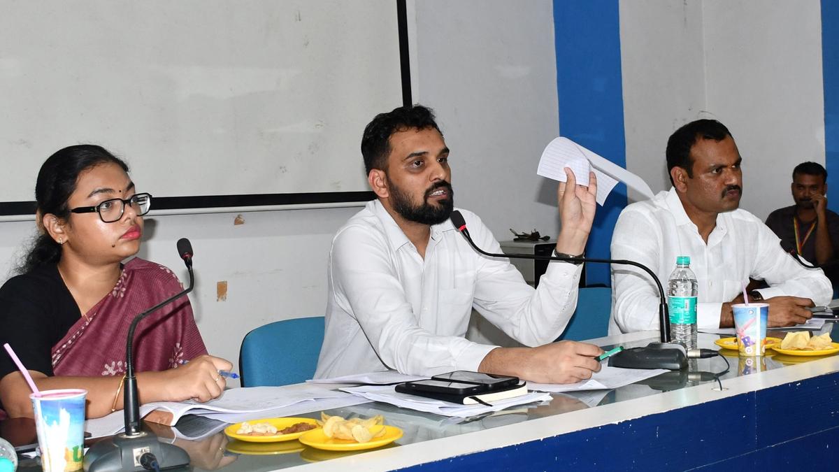 Survey supervisors asked to expedite work, cautioned against giving wrong information