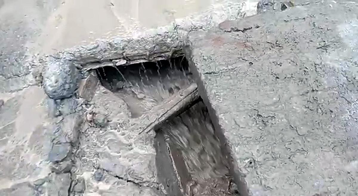Due to continuous land subsidence in Joshimath town, many houses are getting big cracks, people are evacuating their houses and looking for safer places.