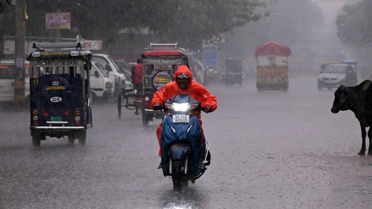 https://th-i.thgim.com/public/incoming/5eya6e/article70112279.ece/alternates/LANDSCAPE_1200/vbk-delhi%20rain-th.jpg
