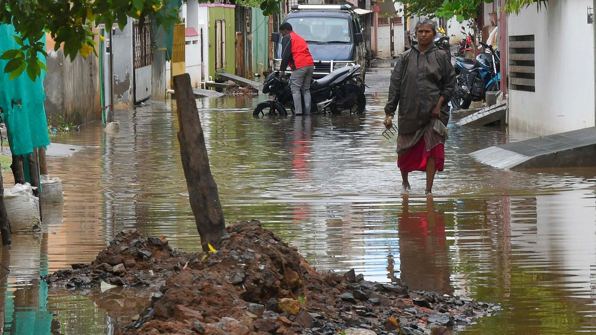 Heavy rains lash Puducherry, Rainbow Nagar flooded again