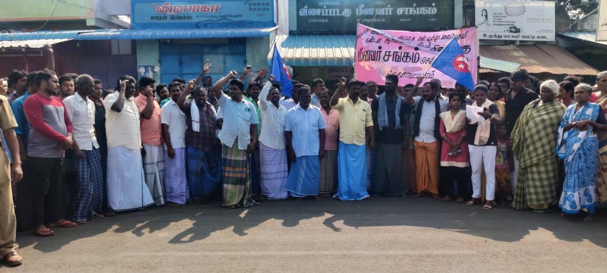 Jegadapattinam fishermen strike work, condemn arrest of 24 fishers by Lankan Navy, demand their release