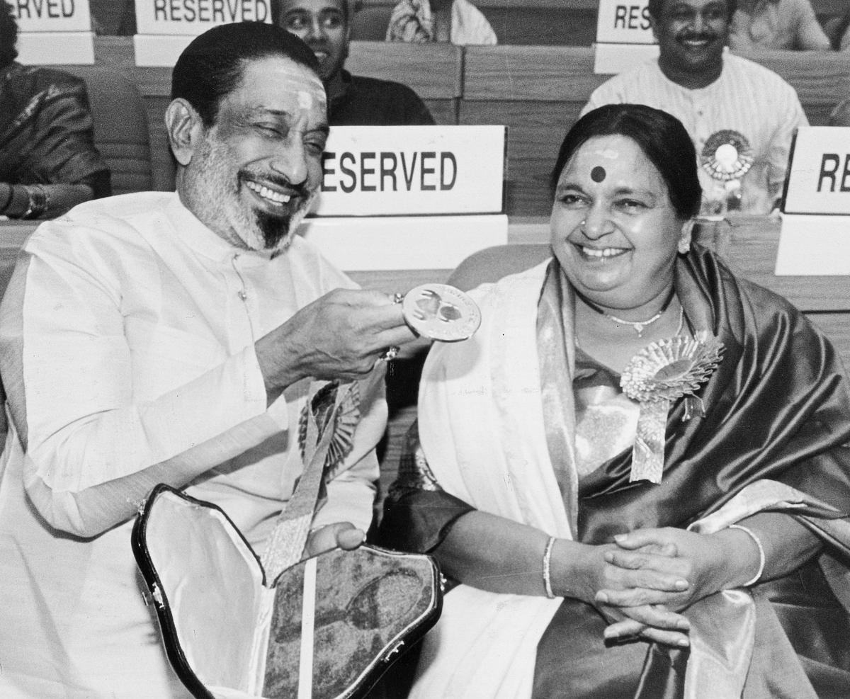 Sivaji Ganesan con sua moglie Kamala quando gli è stato consegnato il 