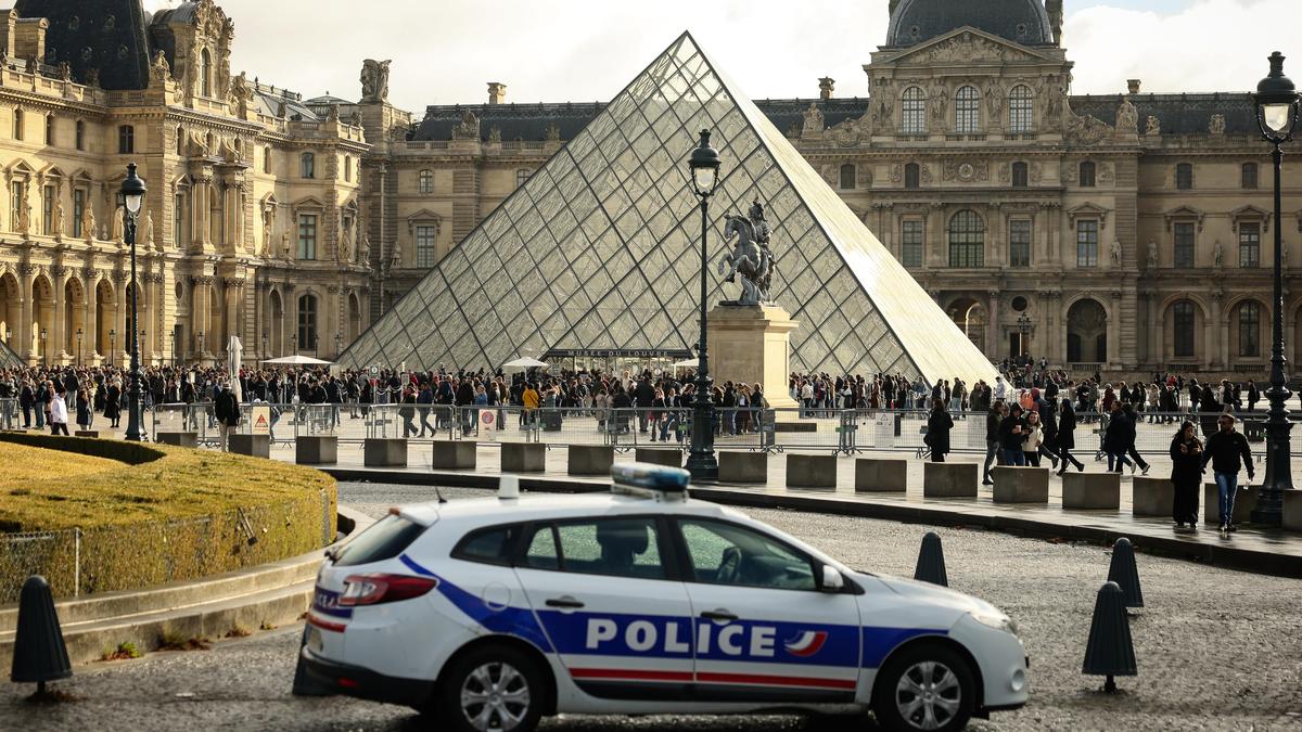 https://th-i.thgim.com/public/incoming/5ggyv4/article70323455.ece/alternates/LANDSCAPE_1200/France-Louvre_Robbery_97314.jpg