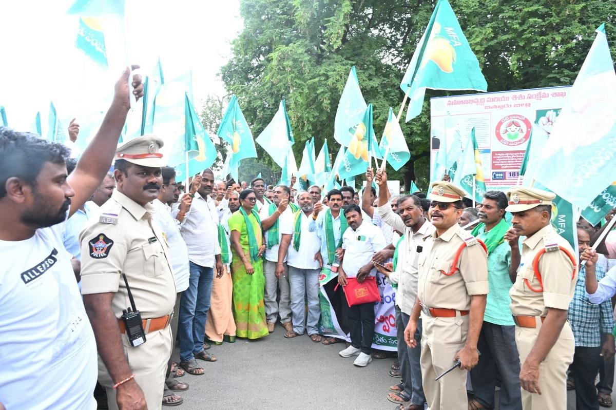 thehindu.com - The Hindu Bureau - Mango farmers stage protest demanding payment of dues from pulp industries