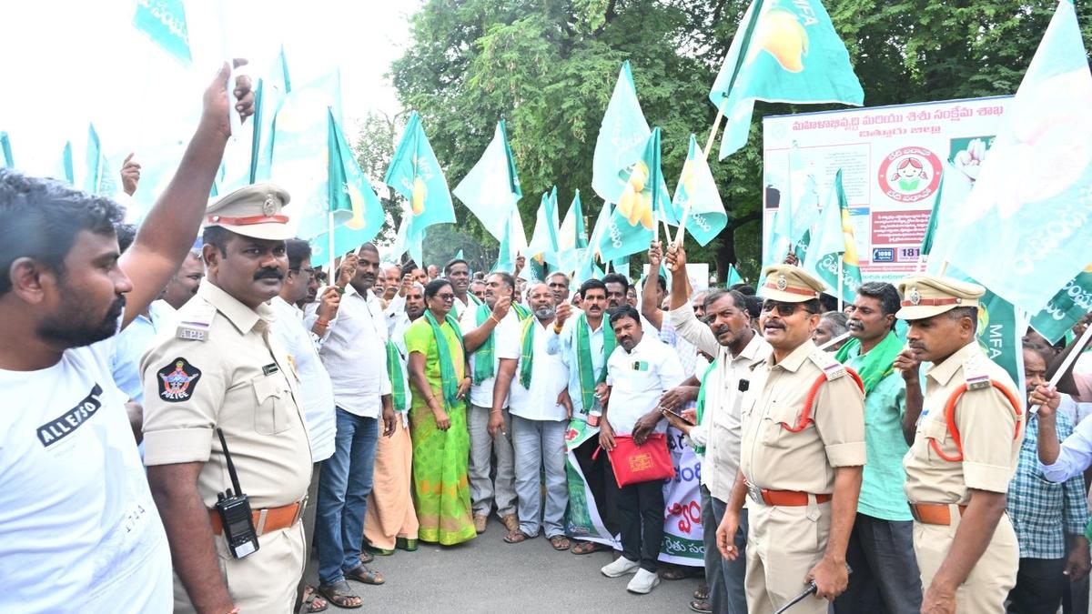 Mango farmers stage protest demanding payment of dues from pulp industries