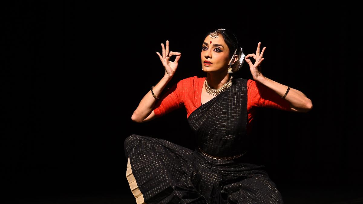 Bharatanatyam artiste Lakshmi Parthasarathy Athreya captivates audience with graceful movements