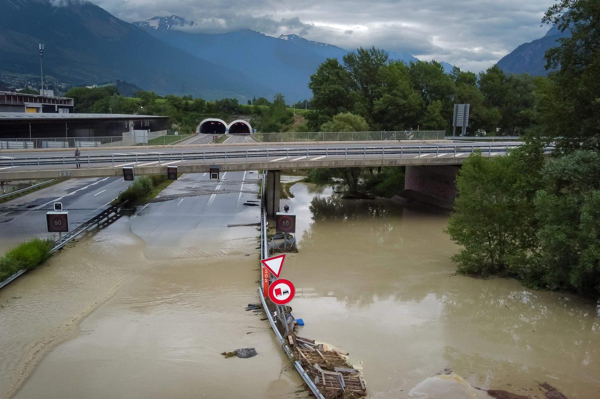 Una tempesta e una forte pioggia hanno colpito Francia, Svizzera e Italia, uccidendo sette persone