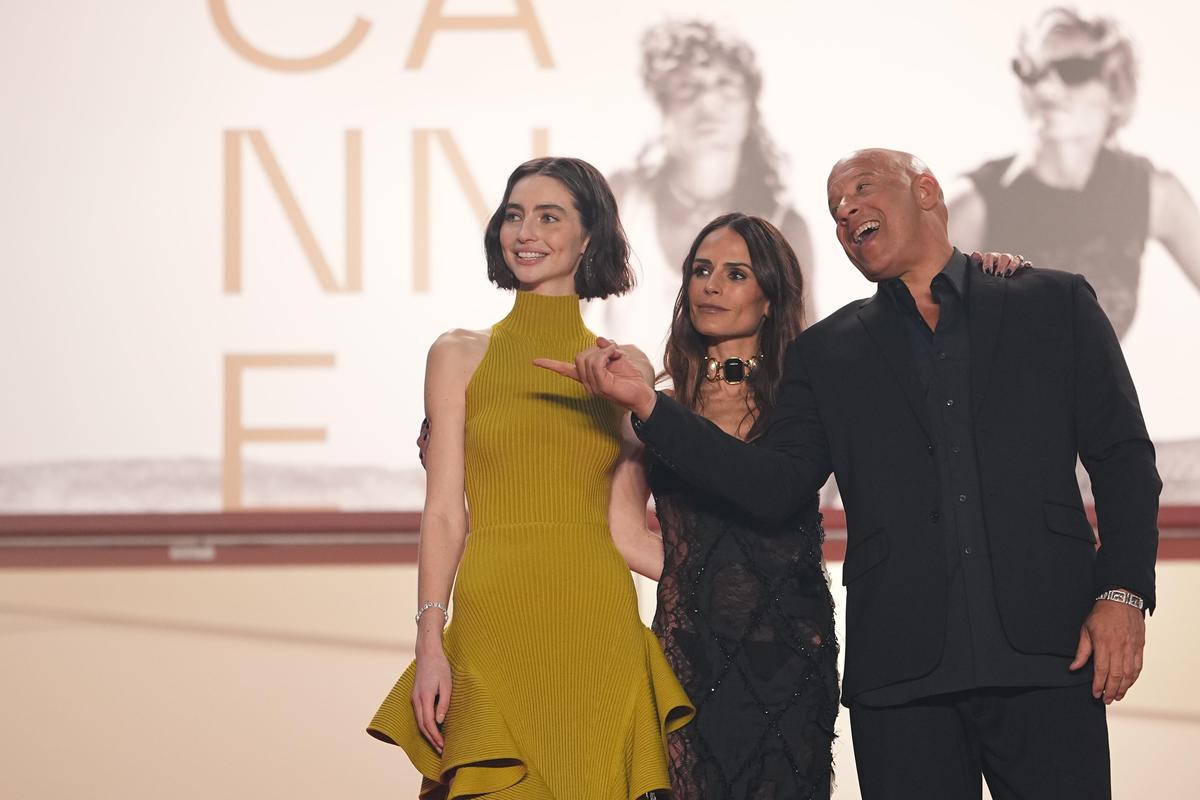 Meadow Walker, a partir da esquerda, Jordana Brewster e Vin Diesel posam para fotógrafos na chegada para o 25º aniversário do filme 'Velozes e Furiosos' no 79º festival internacional de cinema, Cannes, sul da França, quinta-feira, 14 de maio de 2026 Meadow Walker, a partir da esquerda, Jordana Brewster e Vin Diesel posam para fotógrafos na chegada para o 25º aniversário do filme 'Velozes e Furiosos' no 79º festival internacional de cinema, Cannes, sul da França, quinta-feira, 14 de maio de 2026