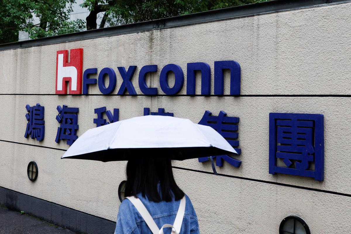 Apple supplier Foxconn quadruples bonuses to staff hit by China COVID-19 lockdown